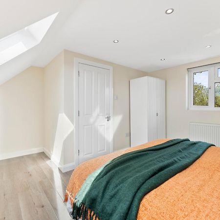 Stylish Wembley Gem - Parking -Sleeps 14 לונדון מראה חיצוני תמונה