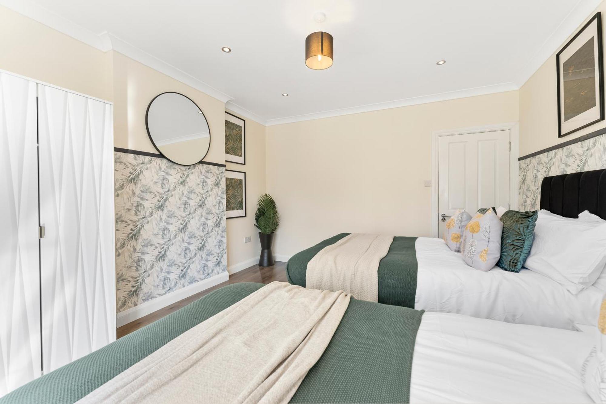 Stylish Wembley Gem - Parking -Sleeps 14 לונדון מראה חיצוני תמונה