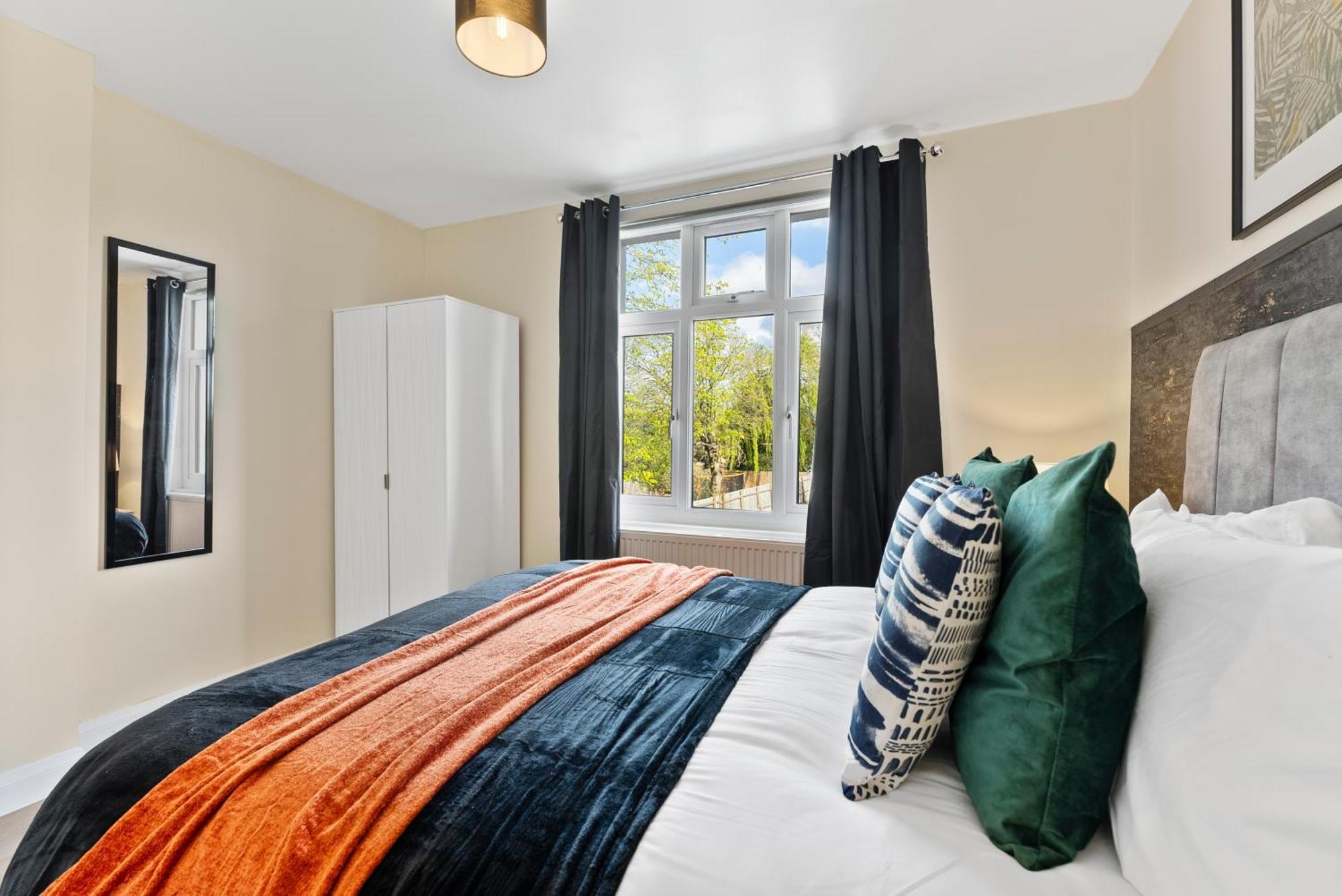 Stylish Wembley Gem - Parking -Sleeps 14 לונדון מראה חיצוני תמונה