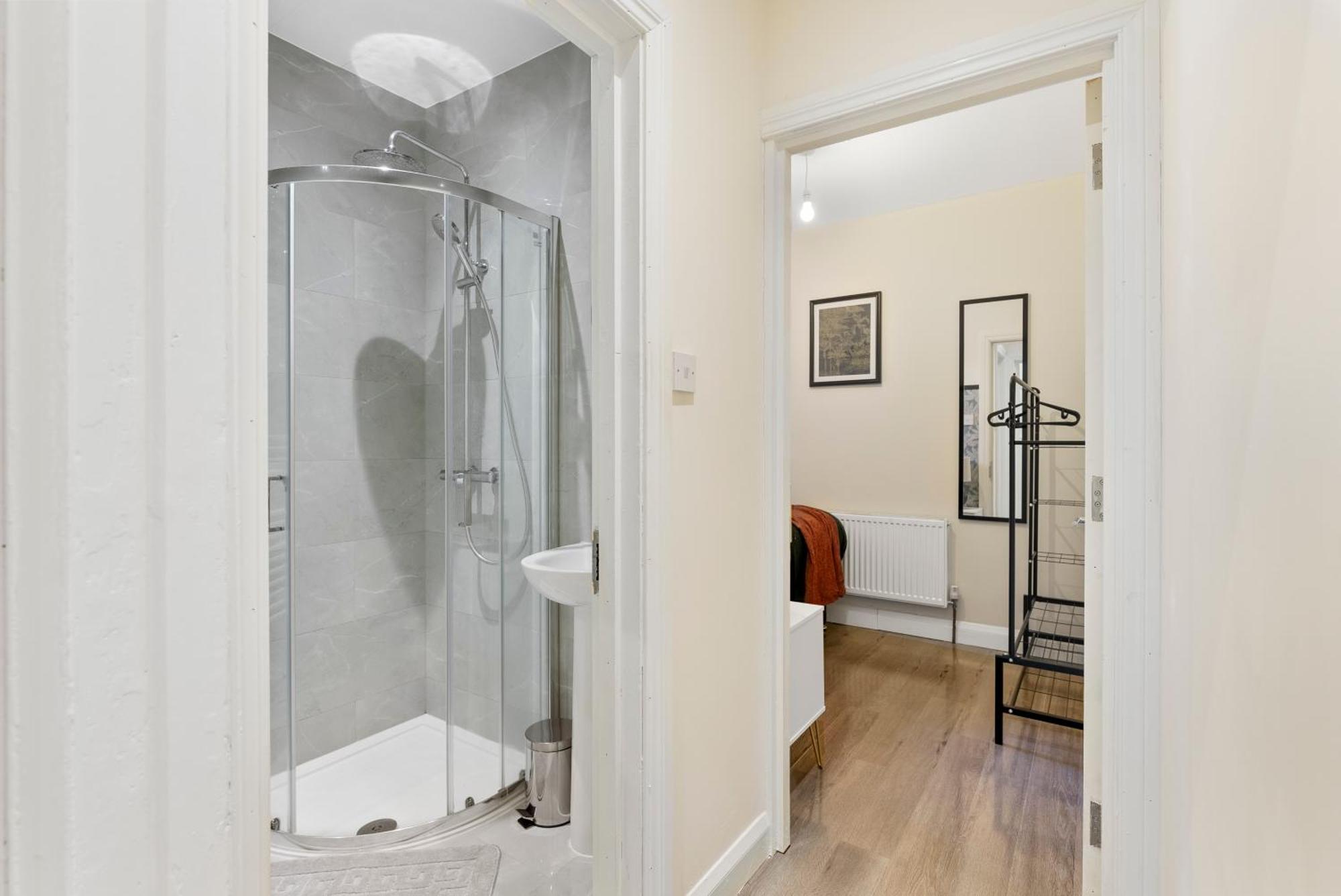 Stylish Wembley Gem - Parking -Sleeps 14 לונדון מראה חיצוני תמונה