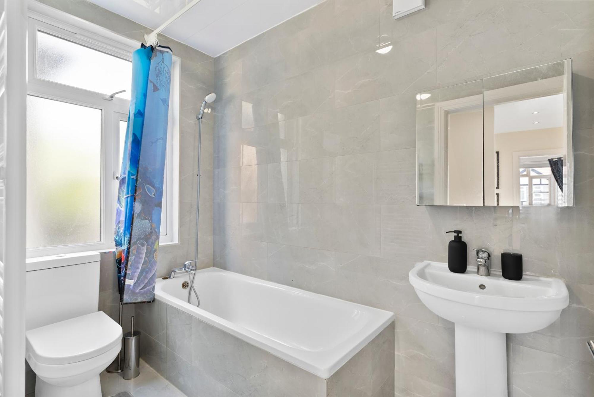 Stylish Wembley Gem - Parking -Sleeps 14 לונדון מראה חיצוני תמונה