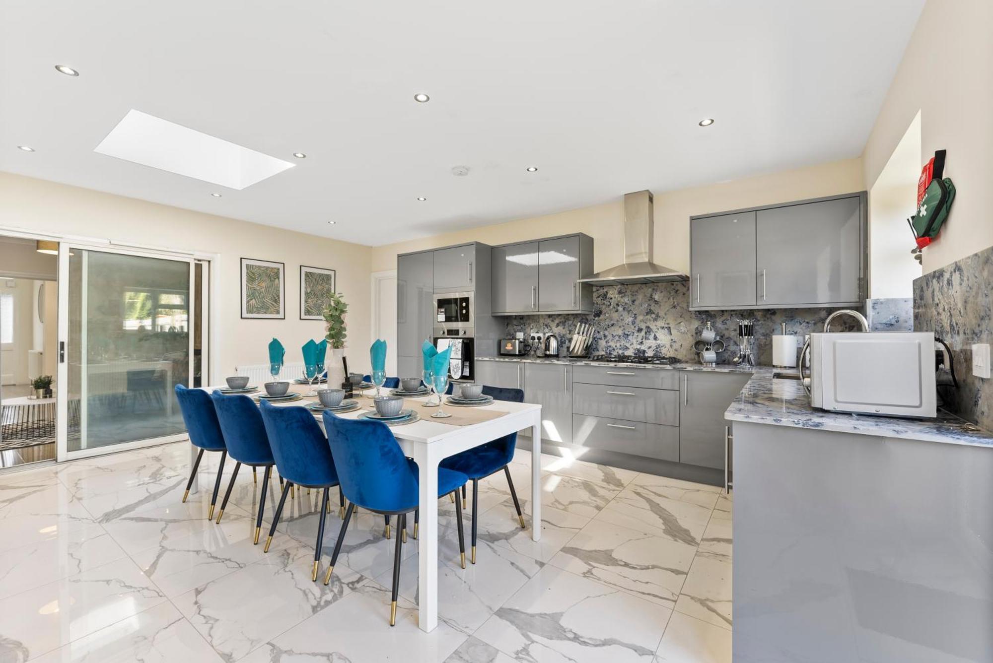 Stylish Wembley Gem - Parking -Sleeps 14 לונדון מראה חיצוני תמונה