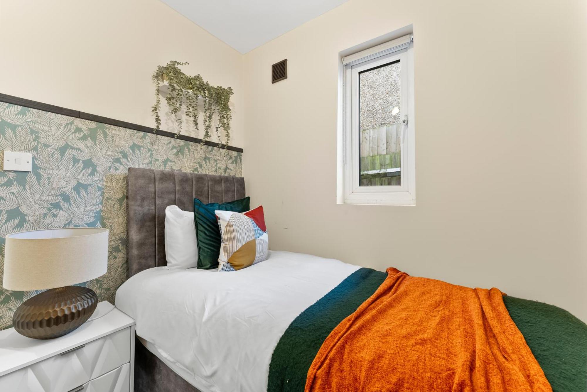 Stylish Wembley Gem - Parking -Sleeps 14 לונדון מראה חיצוני תמונה